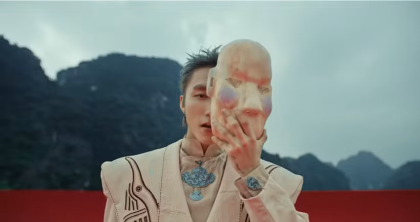 Sơn Tùng M-TP đưa hình ảnh mặt nạ lấy cảm hứng từ trò cổ Xuân Phả vào MV "Come My Way."