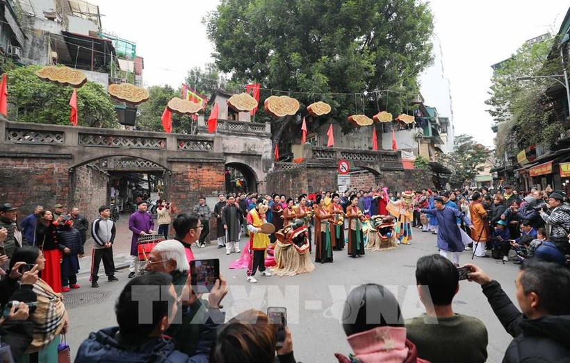 Đoàn rước lễ qua Ô Quan Chưởng. (Ảnh: TTXVN)