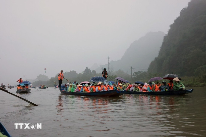 Lễ hội năm nay dùng đò chèo tay, mang lại trải nghiệm chậm rãi, trang nghiêm, đúng tinh thần về miền đất Phật cho du khách. (Ảnh: TTXVN)