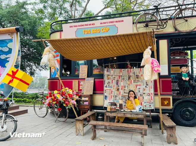 Tái hiện không gian hoài niệm về một Hà Nội xưa trong mùa lễ hội 2025. (Ảnh: Mai Mai/Vietnam+)