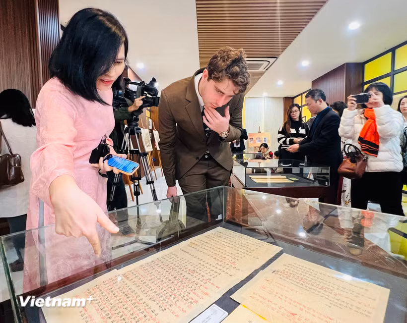 Chuyên gia quốc tế chiêm ngưỡng một số Châu bản triều Nguyễn. (Ảnh: Mai Mai/Vietnam+)
