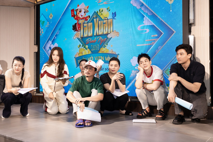 Dàn nghệ sỹ, hoa hậu, á hậu tập luyện buổi đầu. (Ảnh: CTV/Vietnam+)