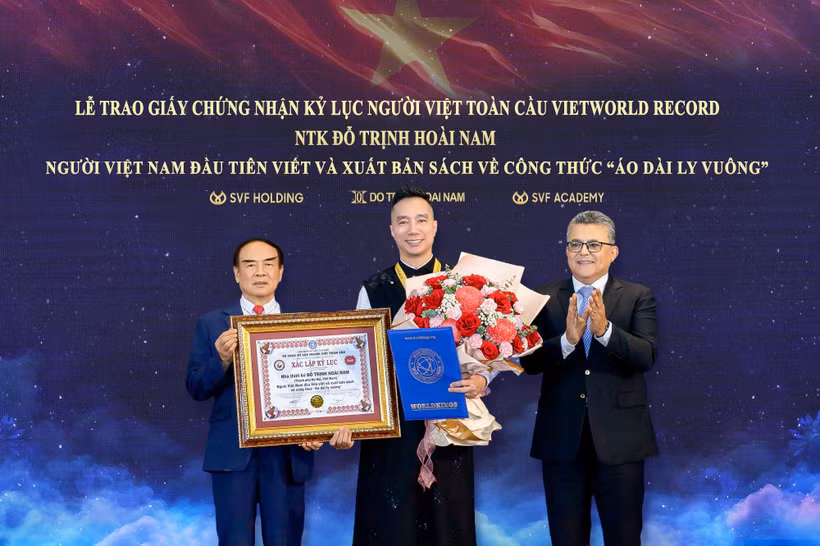 Tổ chức Kỷ lục người Việt toàn cầu đã vinh danh và trao giấy chứng nhận Kỷ lục gia Toàn cầu cho Đỗ Trịnh Hoài Nam. Ảnh: NVCC)