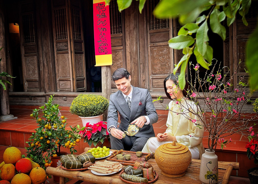 Khách quốc tế trải nghiệm không khí Tết Việt cổ truyền. (Ảnh: Mai Mai/Vietnam+)