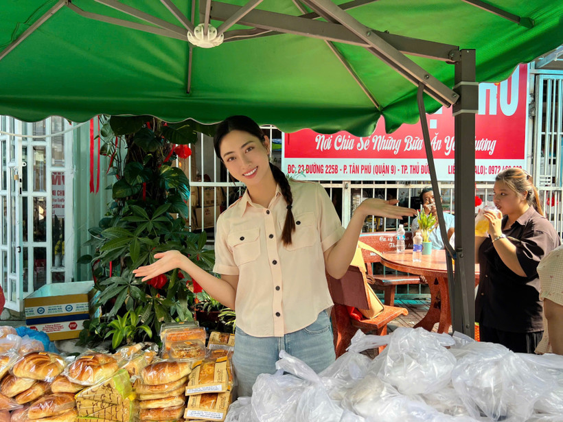 Lương Linh nấu cơm cho bệnh nhi ung bướu. (Ảnh: CTV/Vietnam+)