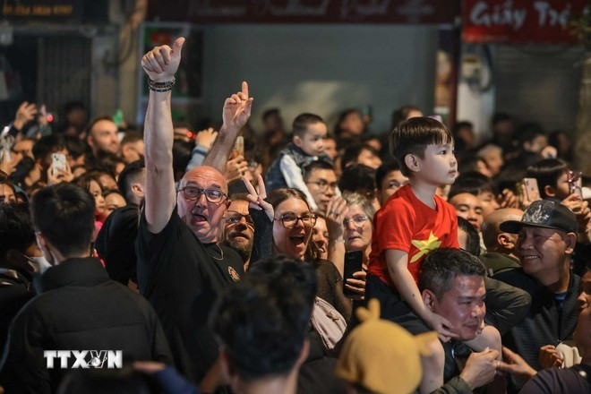 Người dân và du khách hân hoan trong thời khắc chào năm mới 2026 tại Hà Nội. (Ảnh: Hoàng Hiếu/TTXVN)