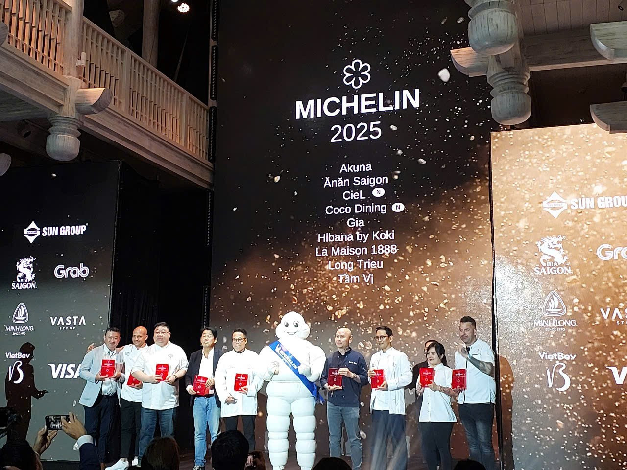 Đại diện 9 nhà hàng đạt một Sao Michelin lên nhận giải Đại diện 9 nhà hàng đạt một Sao Michelin lên nhận giải
