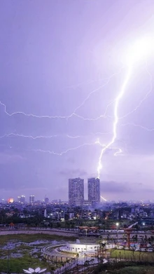 Sấm sét rạch ngang trời tại Hà Nội đêm 15/6