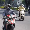 Người dân Huế ứng phó với đợt nắng nóng gay gắt. (Ảnh: Nguyên Lý/TTXVN)
