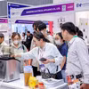 Các đại biểu tham quan gian hàng tại Triển lãm Quốc tế Điện tử và Thiết bị Thông minh năm 2025. (Ảnh: PV/Vietnam+)