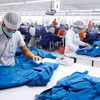 May hàng xuất khẩu sang tại Công ty cổ phần may Hưng Việt, tỉnh Hưng Yên. (Ảnh: Trần Việt/TTXVN)