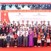 Các đại biểu chụp ảnh lưu niệm với thầy cô và các em học sinh của Trường Phổ thông dân tộc nội trú Liên cấp Tiểu học và THCS Petrovietnam - Phong Thổ. (Ảnh: PV/Vietnam+)