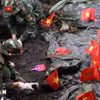 Những lá cờ nhỏ đánh dấu điểm nghi có hài cốt liệt sỹ tại Công viên Văn hóa Lê Thị Riêng. (Ảnh: Xuân Khu/TTXVN)