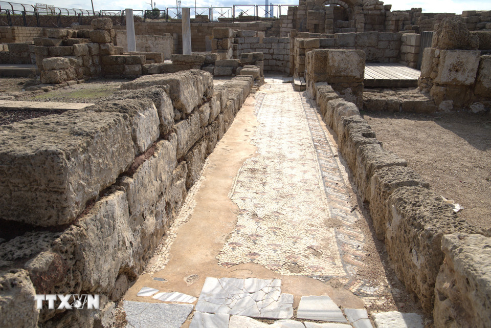 Những con đường lát đá, những tòa công trình tráng lệ, nhà hát, trường đua ngựa, các khu chợ tấp nập… là tất cả từng làm nên vẻ phồn hoa của thành phố Cesarea. (Ảnh: Thanh Bình/TTXVN)