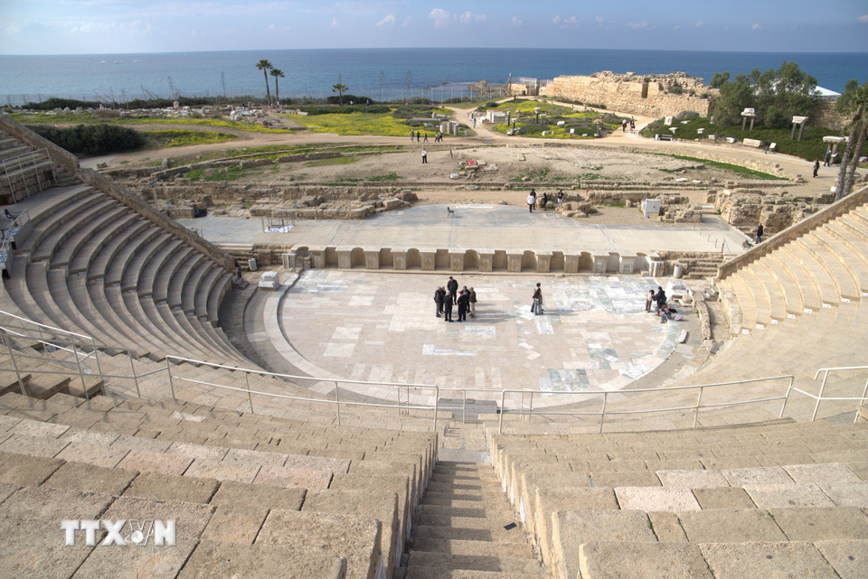 Nhà hát La Mã cổ đại với hàng ghế đá xếp vòng cung, có sức chứa ước tính khoảng 3.500-4.000 khán giả, dùng cho kịch, âm nhạc và các buổi trình diễn công cộng. (Ảnh: Thanh Bình/TTXVN)
