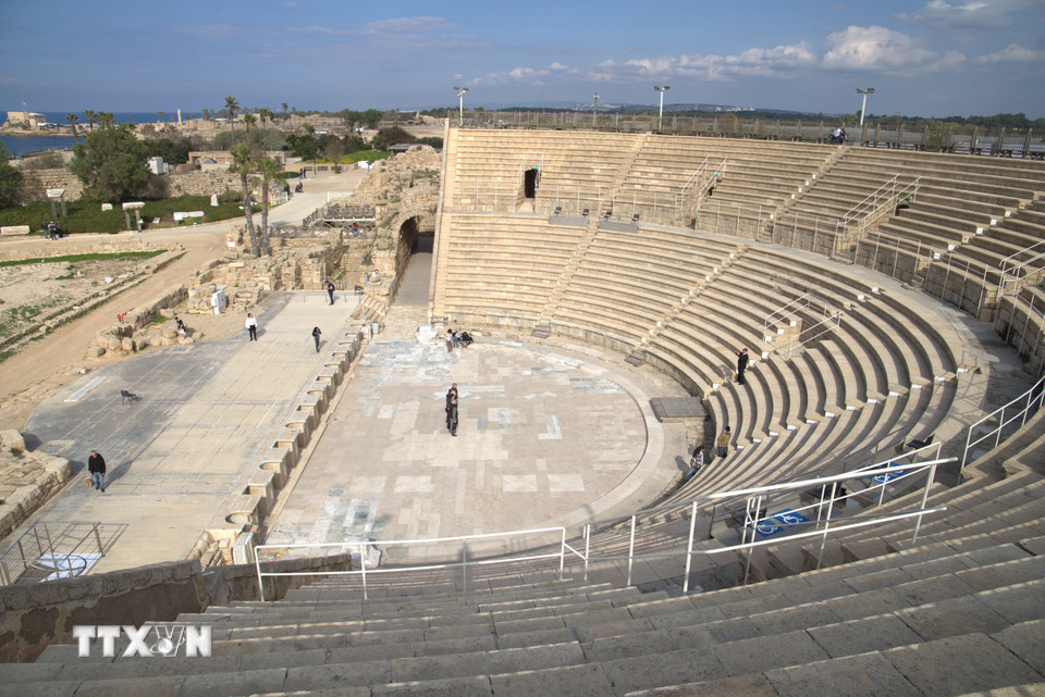 Nhà hát La Mã được xây dựng vào khoảng thế kỷ 1 trước Công nguyên, dưới thời Herod Đại đế. Nhà hát nằm sát bờ Địa Trung Hải, là một trong những nhà hát La Mã cổ sớm nhất và được bảo tồn tốt nhất ở Israel. (Ảnh: Thanh Bình/TTXVN)