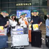 Du khách trên chuyến bay đầu tiên từ Dubai đến thành phố Đà Nẵng. (Ảnh: Thanh Phong/Vietnam+)