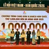 Từ trái qua, 3 vị khách Hàn Quốc thứ 999.999 (ngoài cùng), 1.000.000 (thứ 3) và 1.000.001 (thứ 6) đến du lịch Đà Nẵng. (Ảnh: Thanh Phong/Vietnam+)