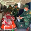 Cán bộ, chiến sĩ Đồn biên phòng Ga Ry kịp thời đưa sản phụ người Lào đi cấp cứu. (Ảnh: PV/Vietnam+)