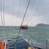 Tàu biên phòng lai dắt tàu cá gặp nạn. (Ảnh: PV/Vietnam+)