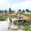 Công ty thoát và xử lý nước thải Đà Nẵng khẩn trương nạo vé mương đất tại khu công nghiệp Hòa Khánh. (Ảnh: Thanh Phong/Vietnam+)