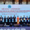 Phó Thủ tướng Thường trực Chính phủ Nguyễn Hòa Bình cũng lãnh đạo thành phố Đà Nẵng trao biên bản ghi nhớ đầu tư cho các doanh nghiệp. (Ảnh: Thanh Phong/Vietnam+)