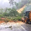 Sạt lở làm ách tắc hoàn toàn tuyến đường Hồ Chí Minh đoạn qua xã Phước Năng, Đà Nẵng. (Ảnh: PV/Vietnam+)