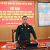 Đại tá Trần Hữu Ích, Chỉ huy trưởng Bộ Chỉ huy Quân sự thành phố Đà Nẵng chủ trì hội nghị thông qua phương án điều động lực lượng tham gia xây dựng 6 trường liên cấp tại biên giới Đà Nẵng. (Ảnh: Thanh Phong/Vietnam+)