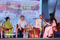 Các nhà báo lão thành chia sẻ về ký ức đầy tự hào. (Ảnh: Hoài Nam/Vietnam+)