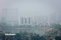 Bầu trời mù mịt do ô nhiễm không khí tại Hà Nội. (Ảnh: Hoài Nam/Vietnam+)