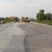 Thi công cao tốc trục ngang đoạn qua huyện Châu Thành A. (Ảnh: Nguyễn Hằng/TTXVN)
