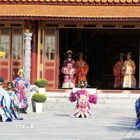Lễ Thiết triều Nguyên đán triều Nguyễn được tái hiện tại Đại triều Điện Thái Hòa, Đại Nội Huế. (Ảnh: Nguyên Lý/TTXVN)