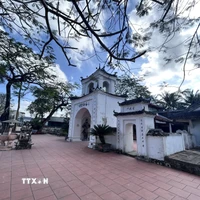 Các chi tiết chạm khắc, lớp sơn cổ và hệ thống cổ vật, long ngai, bài vị tại đền Bạch Mã vẫn được gìn giữ gần như nguyên vẹn, minh chứng cho bàn tay tài hoa của những nghệ nhân xưa. (Ảnh: Bích Huệ/TTXVN)