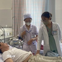 Bệnh nhân nghi bị ngộ độc thực phẩm điều trị tại Bệnh viện Đa khoa Vũng Tàu. (Ảnh: TTXVN phát)