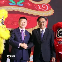 Ổng Nguyễn Lộc Hà (trái), Phó Chủ tịch Thường trực Ủy ban Nhân dân Thành phố Hồ Chí Minh và ông Đường Lập (phải), Tổng lãnh sự Trung Quốc tại Thành phố Hồ Chí Minh, chúc mừng kỷ niệm 76 năm thiết lập quan hệ ngoại giao Việt Nam- Trung Quốc. (Ảnh: Xuân Khu/TTXVN)