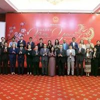 Thứ trưởng Lê Thị Thu Hằng chụp ảnh chung cùng với các đại diện của hơn 30 văn phòng báo chí nước ngoài thường trú tại Việt Nam. (Nguồn: Thế giới và Việt Nam)