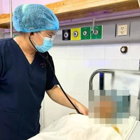 Bệnh nhân nghi ngộ độc sau khi ăn cá mú đỏ. (Ảnh do bệnh viện cung cấp)