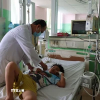 Bác sỹ Khoa Nhi, Bệnh viện Đa khoa Bà Rịa thăm khám cho bệnh nhân ngộ độc thực phẩm nghi do ăn bánh mỳ tại tiệm Ngọc Hà, phường Phú Mỹ. (Ảnh: Hoàng Nhị/TTXVN)