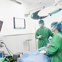 Các bác sỹ phẫu thuật cho bệnh nhân.