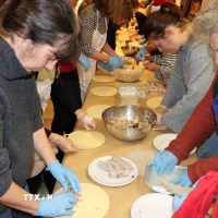 Các học viên tập gói nem. (Ảnh: Duy Tùng/TTXVN)