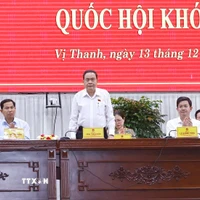 Chủ tịch Quốc hội Trần Thanh Mẫn và đại biểu Quốc hội tiếp xúc cử tri sau Kỳ họp thứ 10 tại thành phố Cần Thơ. (Ảnh: Doãn Tấn/TTXVN)