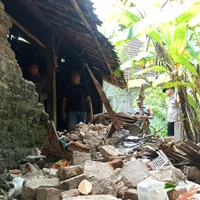 Một căn nhà bị hư hại do trận động đất. (Nguồn: Antara)