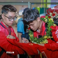 Cầu thủ đội tuyển bóng đá Việt Nam ký tặng người hâm mộ. (Ảnh: Phan Phương/TTXVN)