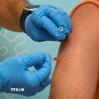 Tiêm vaccine. (Ảnh: THX/TTXVN)