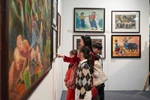 Triển lãm giới thiệu tới công chúng 50 tác phẩm hội họa. (Ảnh: PV/Vietnam+)