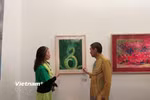 Họa sỹ Lê Thiết Cương (phải) và họa sỹ Hoàng Phương Liên trong triển lãm. (Ảnh: Minh Thu/Vietnam+)