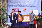 Tiến sỹ Nguyễn Thiện Luận nhận Kỷ lục Việt Nam. (Ảnh: Minh Thu/Vietnam+)