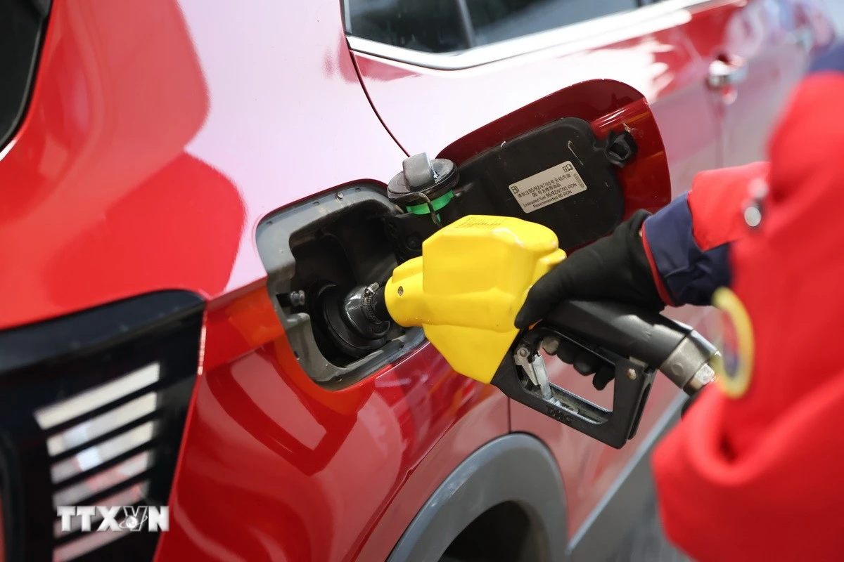 Giá dầu thế giới giảm 2% sau động thái hòa bình từ Iran và Mỹ