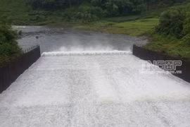 Công ty TNHH Một thành viên Khai thác thủy lợi Thái Nguyên vận hành xả nước qua tràn hồ Núi Cốc. (Nguồn: Cổng thông tin điện tử UBND tỉnh Thái Nguyên)