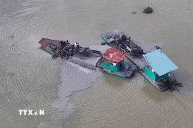Ghe hút cát của Công ty Trách nhiệm hữu hạn Một thành viên Ngọc Trâm Anh Tây Ninh tại đoạn suối Chà Và (xã Tân Hòa) bị người dân phản ánh đục nước. (Ảnh: Thanh Tân/TTXVN)